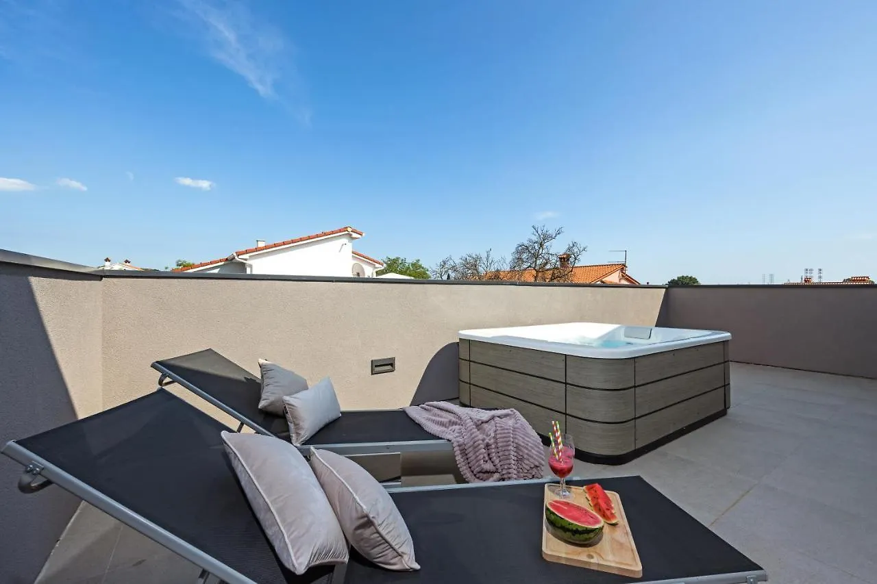 Villa Aida - 4 Bedroom Luxury Villa With Large Private Pool 4K Projector And Jacuzzi プーラ 0*,  クロアチア